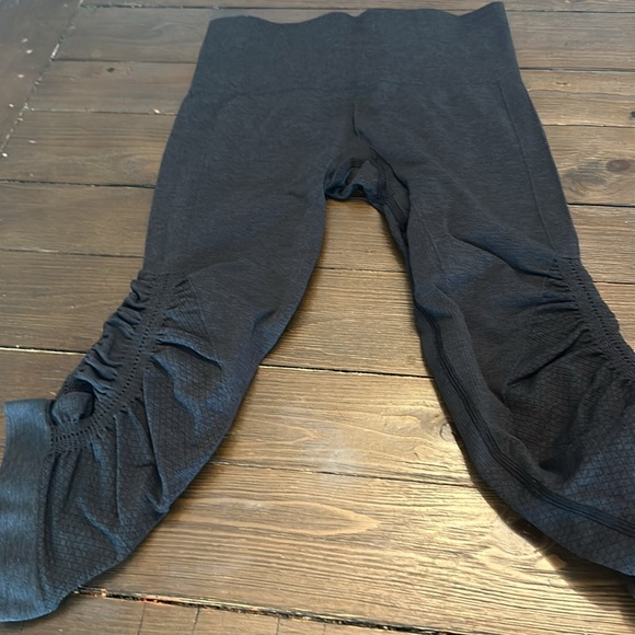 Lululemon flow and go crops - Picture 4 of 5